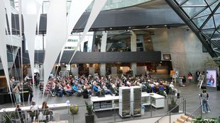 Publikum der Vernissage der BehindART-Sommerausstellung im darmstadtium
