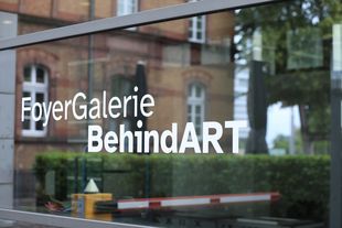 Glasfassade und Schriftzug der FoyerGalerie BehindART in Darmstadt