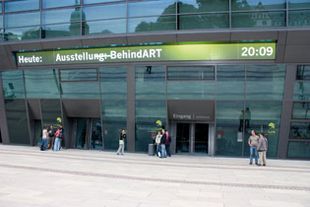 Eingang des Wissenschafts- und Kongresszentrums Darmstadt - darmstadtium - anlässlich der BehindART-Sommerausstellung