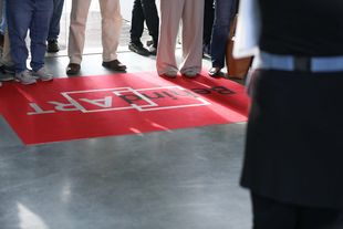 Roter Teppich mit dem BehindART-Logo anlässlich der Galerieeröffnung 2025